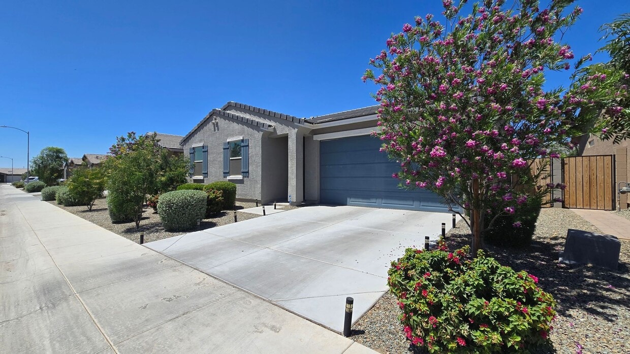Gorgeous, Almost New Home in Newer Tolleson Neighborhood! Priced just right! - Gorgeous, Almost New Home in Newer Tolleson Neighborhood! Priced just right!