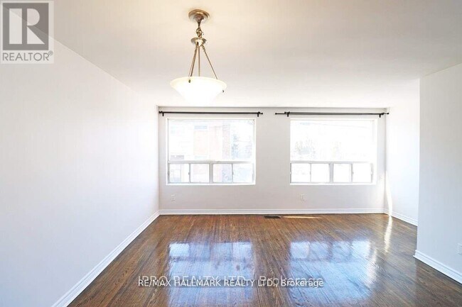 Photo du bâtiment - 1237E Woodbine Ave