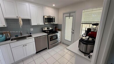 Building Photo - 2901 S Palm Aire Dr