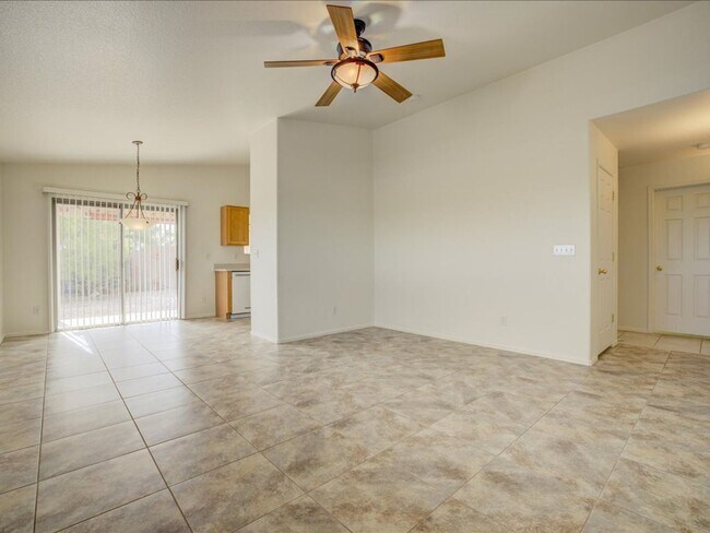 Building Photo - 3 Bed/2 Bath Rita Ranch near Purple Heart ...