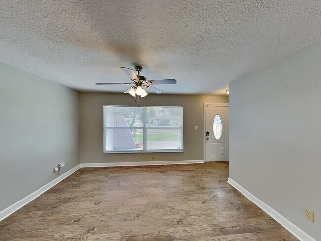 Building Photo - 120 Hidden Lake Dr