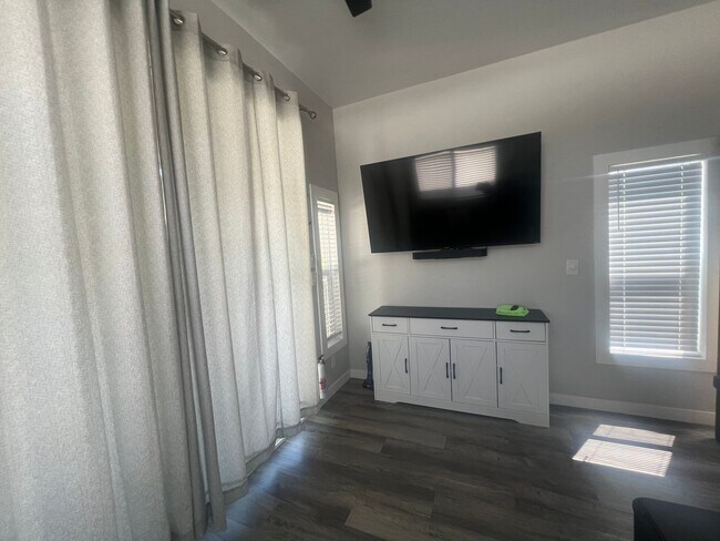 Foto del edificio - 17800 Roberts Rd