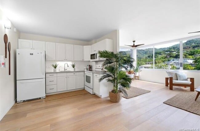 Building Photo - Makiki - Spacious one bedroom, one bath at...