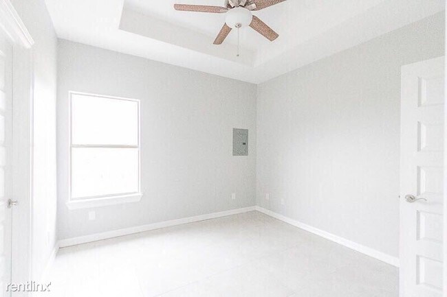 Building Photo - 2 br, 2 bath  - 2703 Larkspur Ave