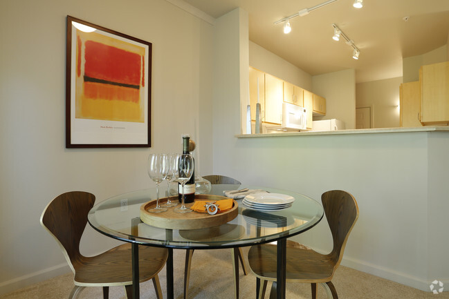 Dining Area - Wilsonville Summit Apartments