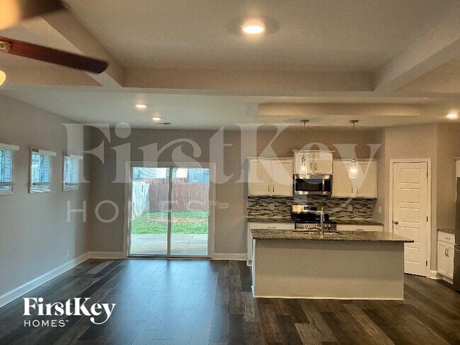 Foto del edificio - 1156 Charles Thomas Dr