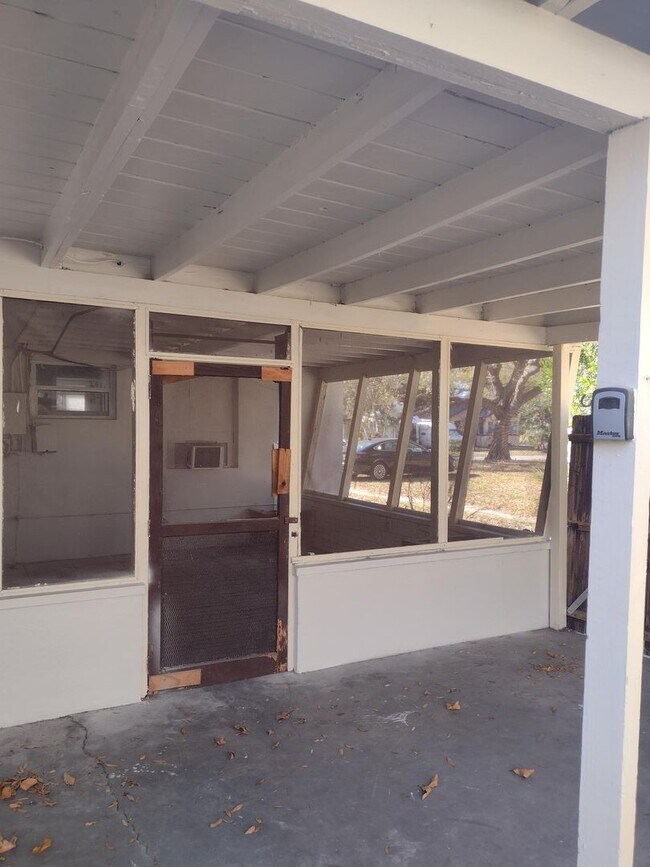 Building Photo - Newly Renovated, 2 Bedroom, 1 Bath ~ Gulfp...