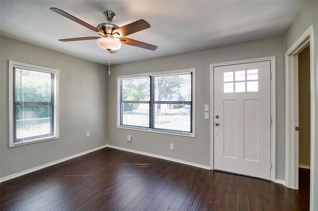 Foto del edificio - 4523 Rockwood Dr