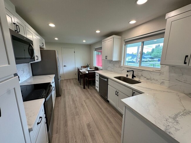 Building Photo - Cozy updated 2 bedroom South Tacoma Rambler