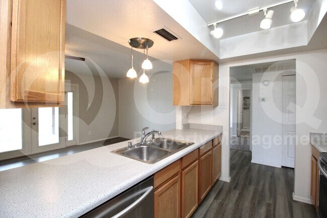 Building Photo - 4715 W Solano Dr N