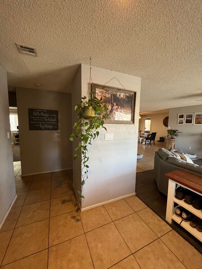 Foto del edificio - 4 BEDROOM HOME CLOSE TO SCHOOLS!