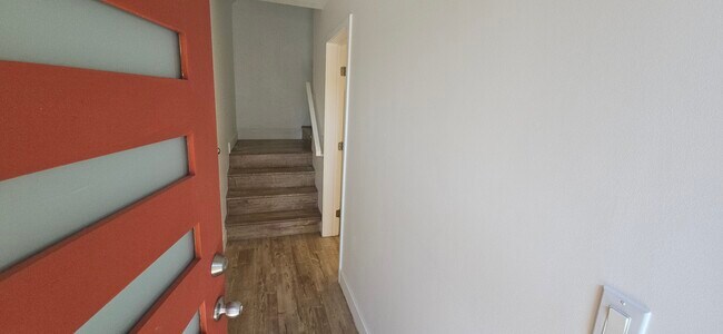 ¡Bienvenido a casa! ¡El primer dormitorio está a la derecha y el lavadero a la izquierda! - 10925 Hesby St