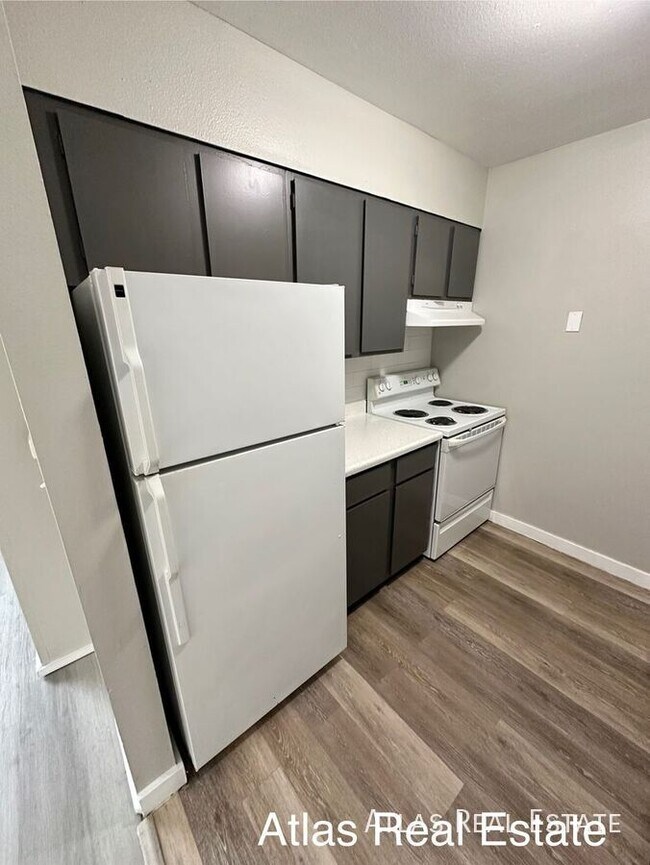 Building Photo - In Unit Washer/Dryer?! Private Patio?!