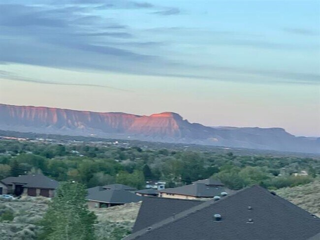 Foto del edificio - Stunning 3-BR Home with Views, Upgrades, & Oversized Garage!
