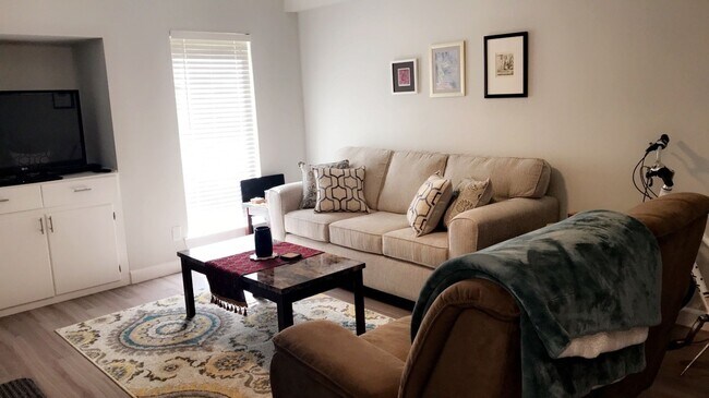 Building Photo - 2BD/1.5BA Townhouse located on the Germant...