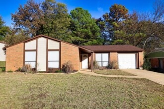 Building Photo - 232 Pinewood Dr