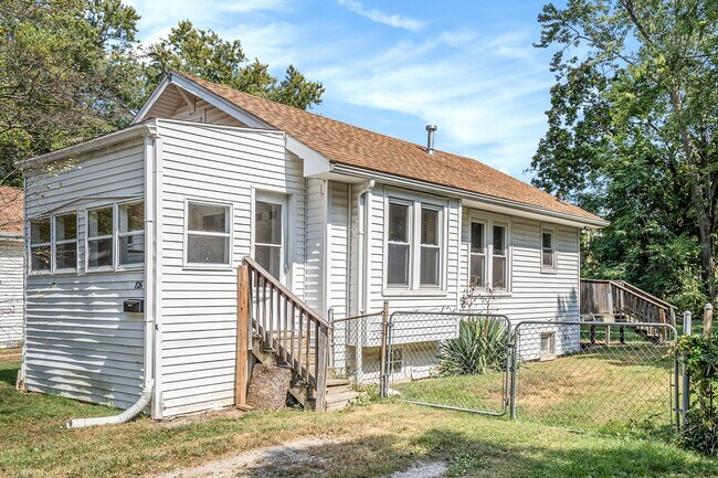 Foto del edificio - $1350 Eastwood 2-Bed/1-Bath Ranch, Basement, Large, Fenced yard - Ask about our no security depos...