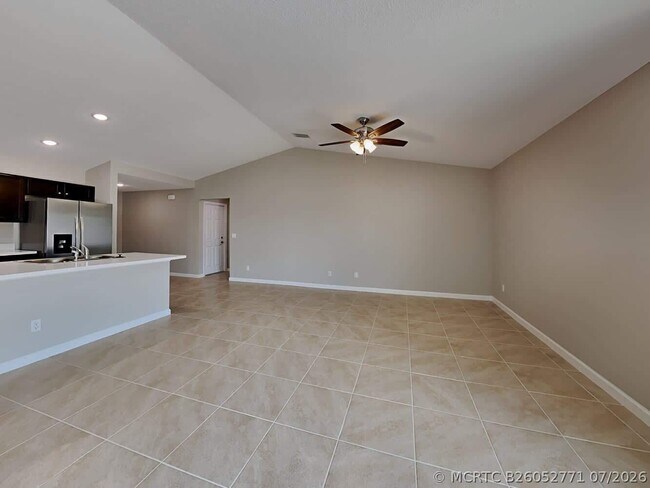 Building Photo - 851 SW Paar Dr