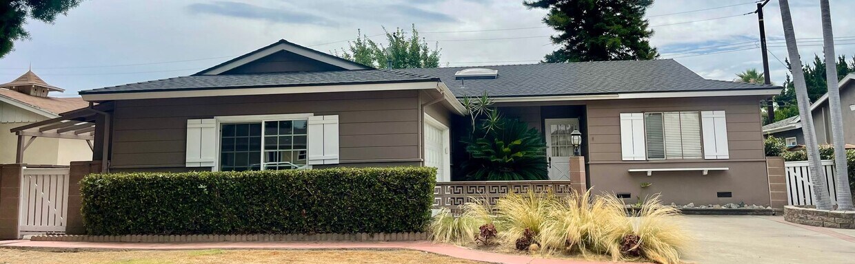 Primary Photo - Charming 4 bedroom Family Home in Coveted ...