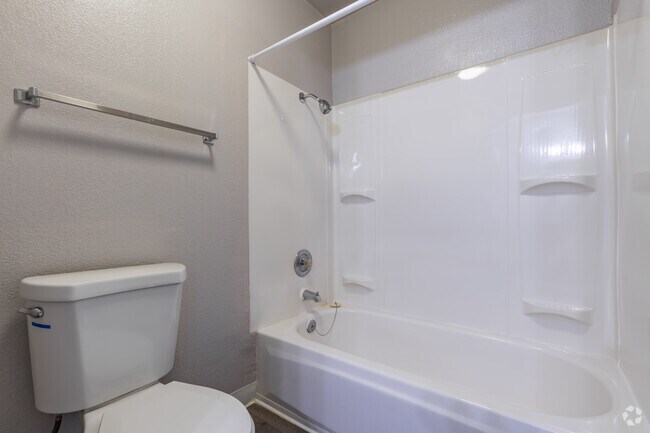 1 habitación, 1 baño - 640 pies cuadrados - Baño - Walnut Wood Apartments