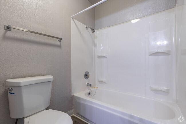 1BR, 1BA - 640SF - Bathroom - Walnut Wood Apartments