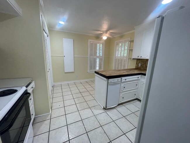 Building Photo - Spacious Inside & Out!