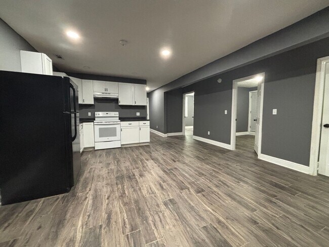 Building Photo - 4 Bed | 1 Bath | Remodeled Apartment - Large Space