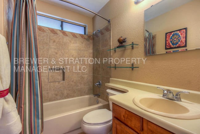Building Photo - 921 W University Dr