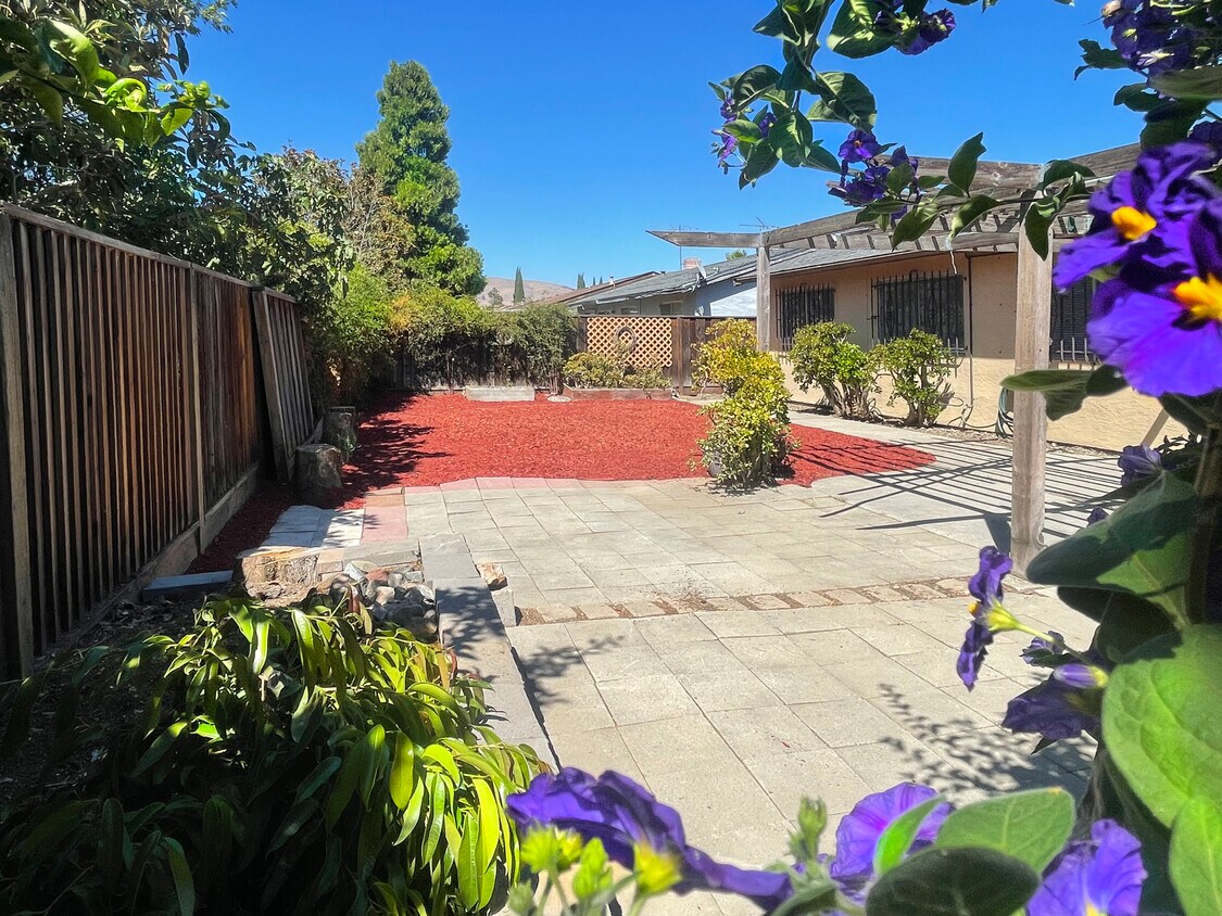 Foto principal - 2365 Fallingtree Dr
