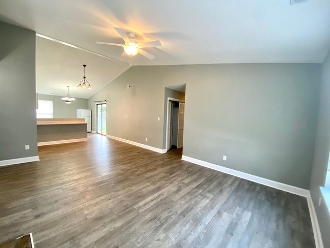 Foto del edificio - Beautiful 3 Bedroom 2 Bathroom House Off o...