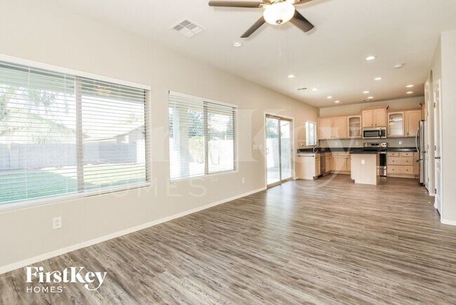 Building Photo - 835 E Bradstock Way