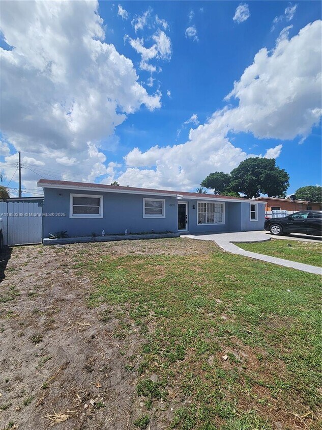 Foto principal - 4970 NW 182nd St