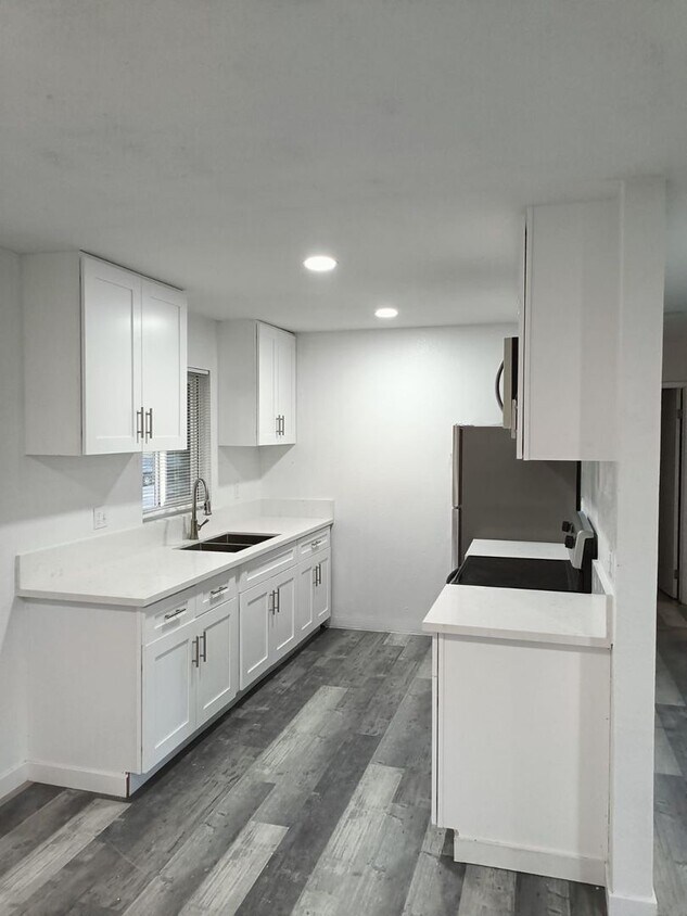 Foto principal - Remodeled 2 bedrooms 2 full baths corner u...
