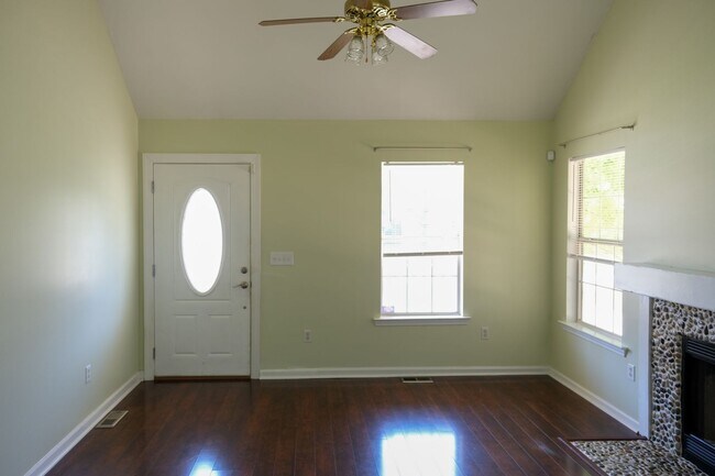 Building Photo - 3 Bedroom, 2 Bath house with fenced yard!