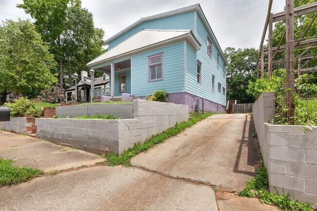 Foto del edificio - Spacious 6bd/3ba in Grant Park w/ Large Fenced in Backyard & Steps From the Park!