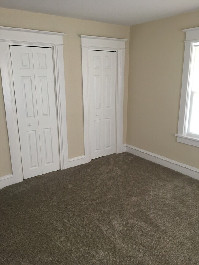 Habitación con dos armarios con organizadores. - 317 Richey Ave