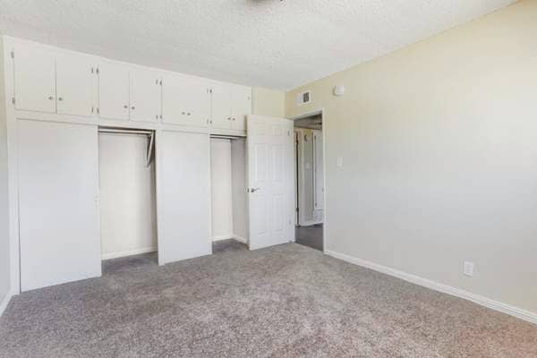 Ejemplo de dormitorio de 3x1 - Le Chateau Apartments