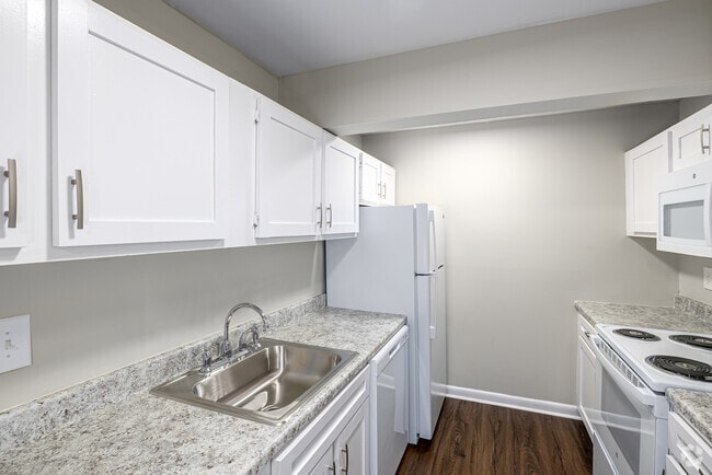 2BR, 1BA - 900SF - Kitchen - The Glenbrook at Rocky Hill
