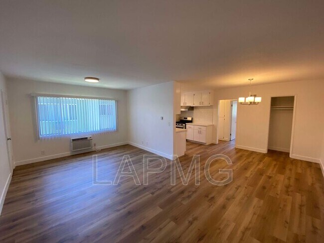 Foto del edificio - 237 N Hollywood Way