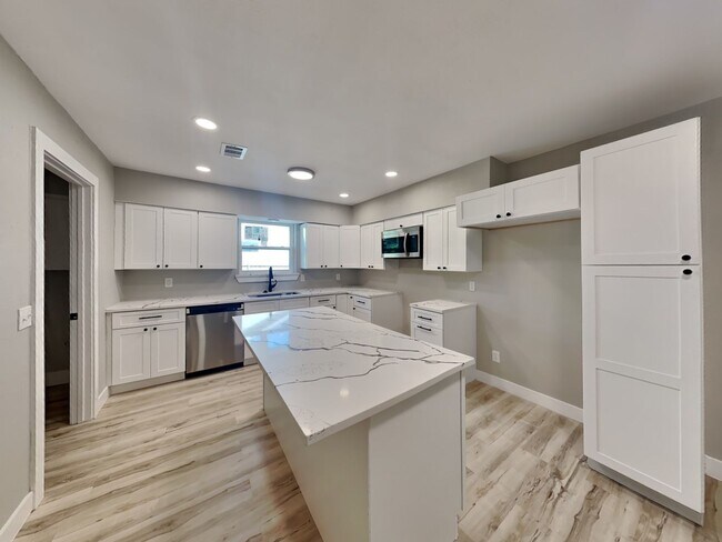 Foto del edificio - UPDATED AND MODERN! EVERYTHING IS NEW! $50...