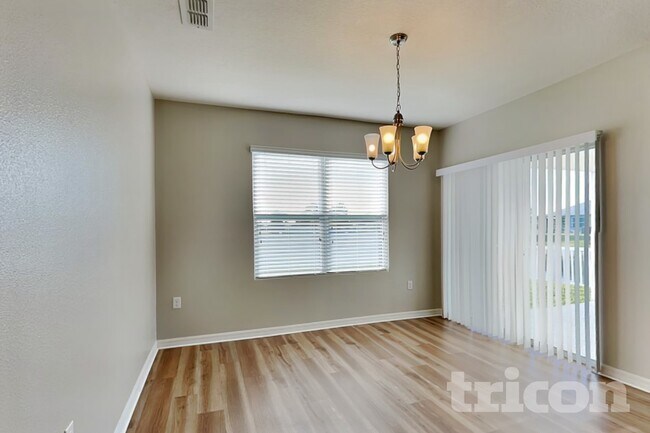 Foto del edificio - 991 Summer Glen Dr