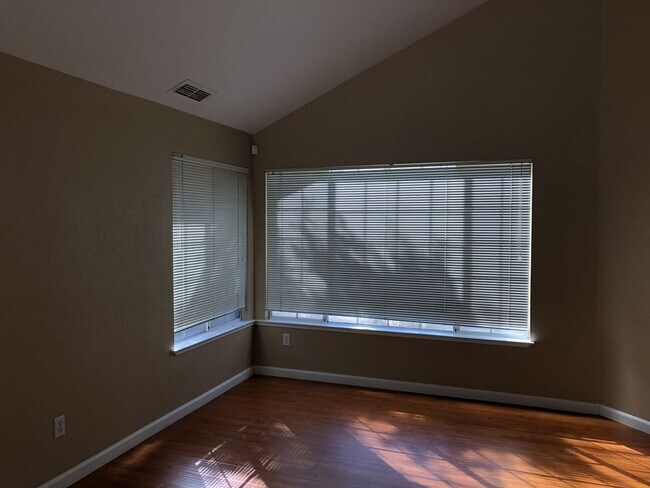 Building Photo - Beautiful 4 Bedroom Bonus Room in Garage