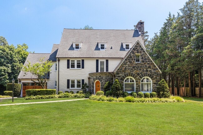 Photo - 30 Park Dr N House