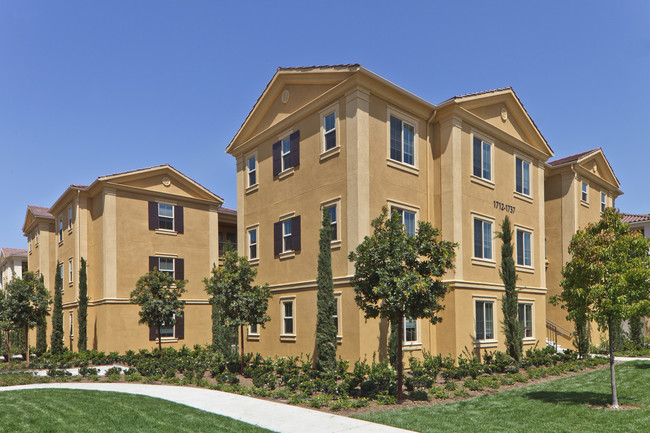 Foto del edificio - Cypress Village Apartment Homes