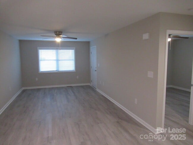 Building Photo - 1761 River Rd