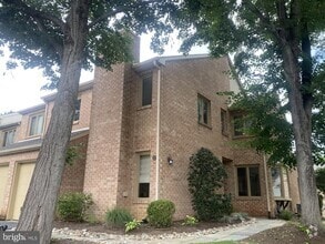Building Photo - 12 Treaty Dr