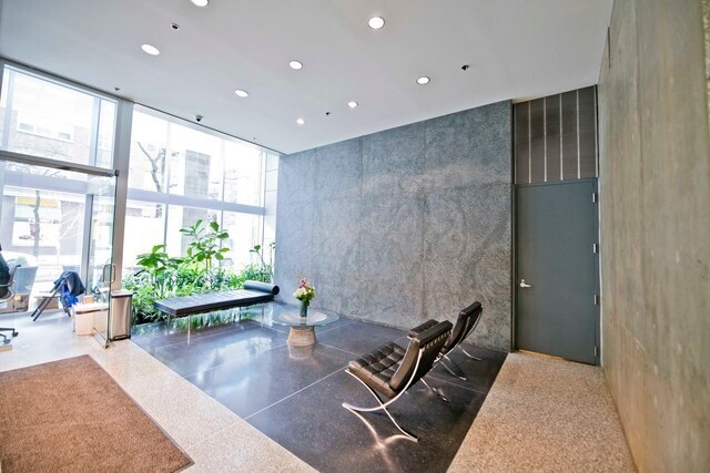 Foto del edificio - 550 N St Clair St