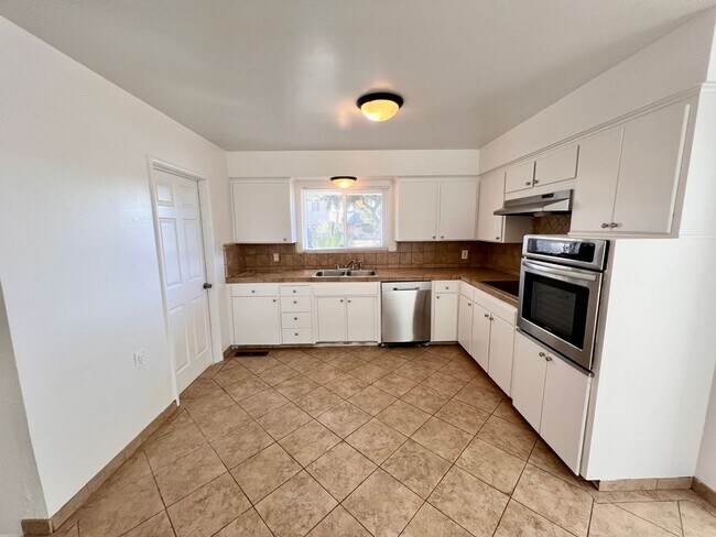 Building Photo - $1,995 Shaw & Chestnut - 3 bedroom, E. San...