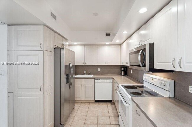 Building Photo - 5600 Collins Ave