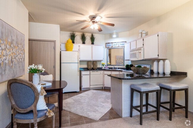 2BR, 2BA - 1,093SF - Kitchen/ining Room - The Fairways at Hurricane Creek